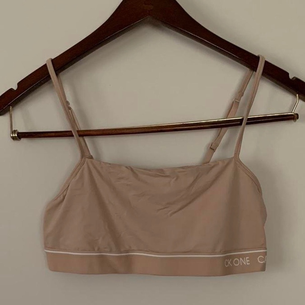 m calvin klein bralette
super soft thick material
not a padded bra